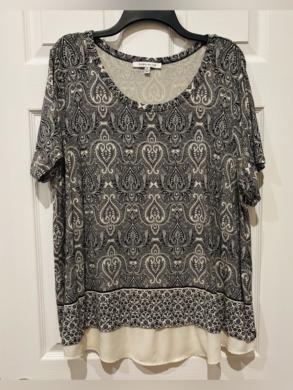 Rose & Olive 2X Black and Cream Paisley Short Sleeve Layered Hem Top